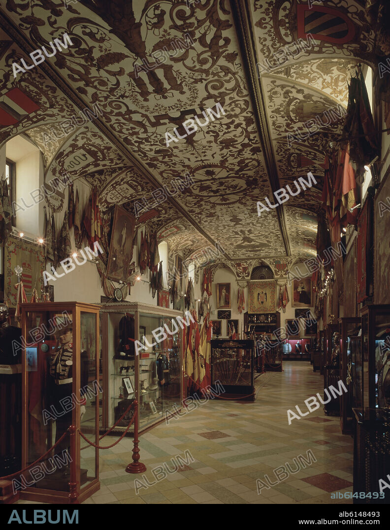 CARBONELL ALONSO. VISTA SALON DE REINOS DE ESTILO BARROCO CON PIEZAS DEL MUSEO DEL EJERCITO.