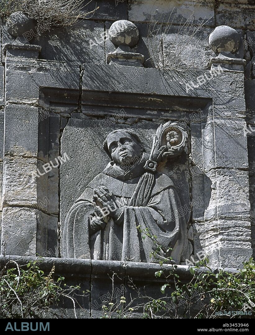 San Bernardo de Claraval (Bernard de Fontaine, conocido como Bernardo de Claraval) (Fontaine-lès-Dijon, Francia, 1090-Monasterio de Claraval, 1153). Monje cisterciences francés. Fundador del monasterio de Claraval, del que fué abad hasta su muerte. Detalle del relieve del santo, tallado en piedra caliza, en la fachada del Monasterio de Monsalud. Córcoles. Provincia de Guadalajara. Castilla-La Mancha. España.