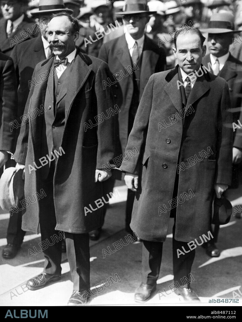 Orig. bildtext... GOV. FULLER REFUSES CLEMENCY TO SACCO AND VANZETTI. BOSTON, MASS. - Nicola Sacco and Bartolomeo Vanzetti, two former mill workers who were convicted of first degree murder in Dedham, Mass., on July 14th, 1921 and whose fight for a new trial has aroused much feeling in many countries, were refused a new trial by Gov. Alvan T. Fuller, of Mass., yesterday, and are to die in the electric chair. Gov. Fuller spent an entire day going over the briefs of the case before coming to his decision. Photo shows - left to right - Bartolomeo Vanzetti and Nicola Sacco. Anm. Vanzetti även kallad Bruno. Justitiemord Anarkister Avrättningar Handbojor Publ. i Valda ögonblick s.168 Foto: Text & Bilder persons: NICOLA SACCO;BARTOLOMEO VANZETTI sites: USA.