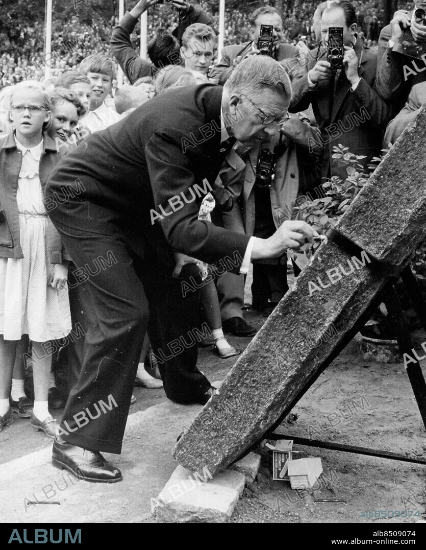 Västerås 1955-09-11. Kung Gustaf VI Adolfs eriksgata i Västmanland. På Djäkneberget skrev konungen sitt namn med krita på en minnessten.. Foto: SvD / TT / kod 12014.