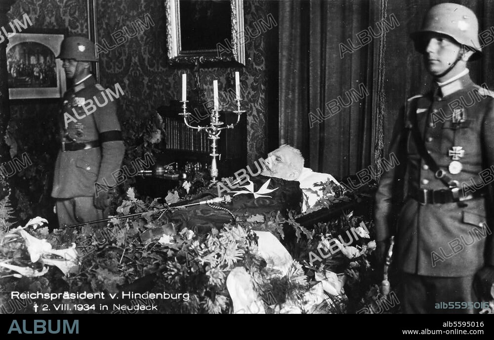 Hindenburg, Paul von, Poses 2.10.1847 - Neudeck West Prussia) 2.8.1934, Filed Marshal, President of the Reich (1925-34). Death of Hindenburg on 2nd August 1934 at Neudeck Manor (West Prussia): Open coffin with honorary guard. Photo, 1934.