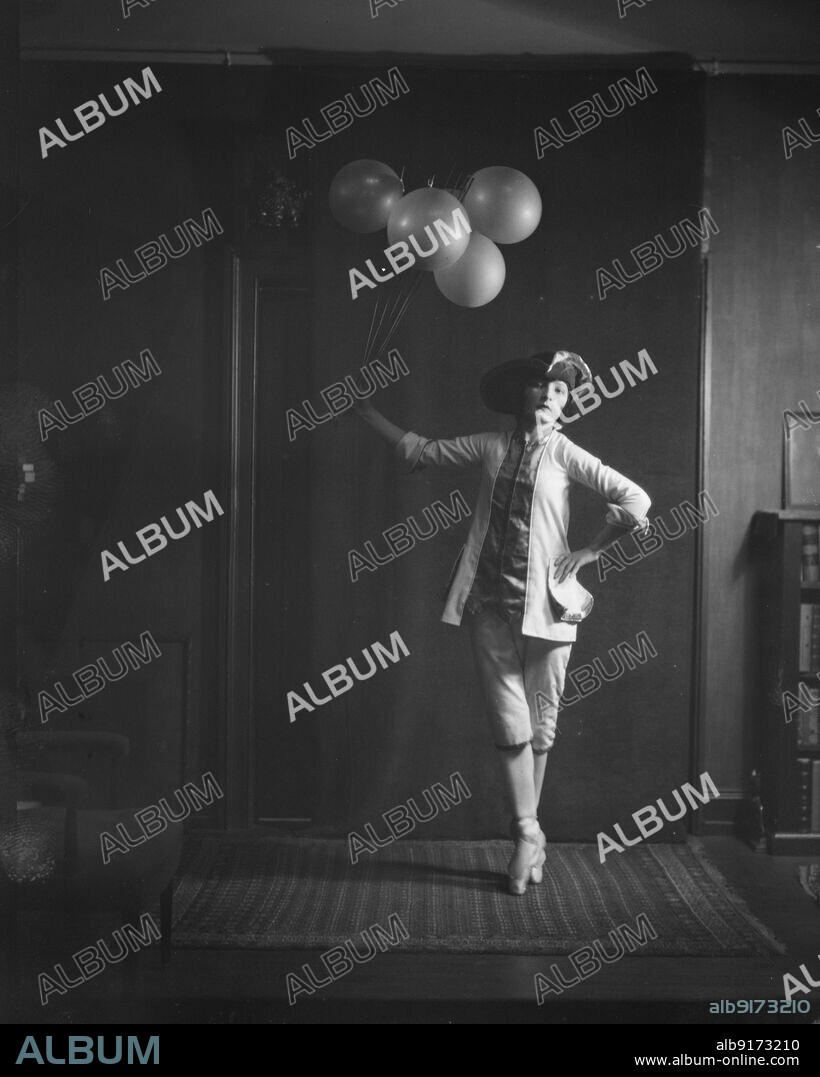 ARNOLD GENTHE. Greenwich Village follies, 1920 Sept. 8.