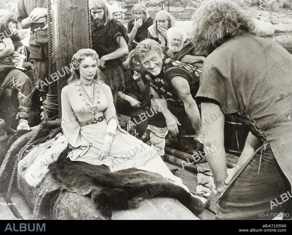 Photographie du film 'Les Vikings' de Richard FLEISCHER, sorti en 1958, representant Kirk DOUGLAS et Janet LEIGH sur un bateau. Credit : Collection KHARBINE-TAPABOR.