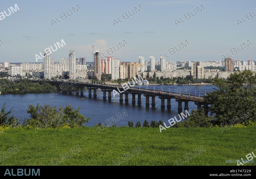 UCRANIA. KIEV (KYIV). Vista general de uno de los puentes de la ciudad sobre el río Dnieper. Europa oriental.