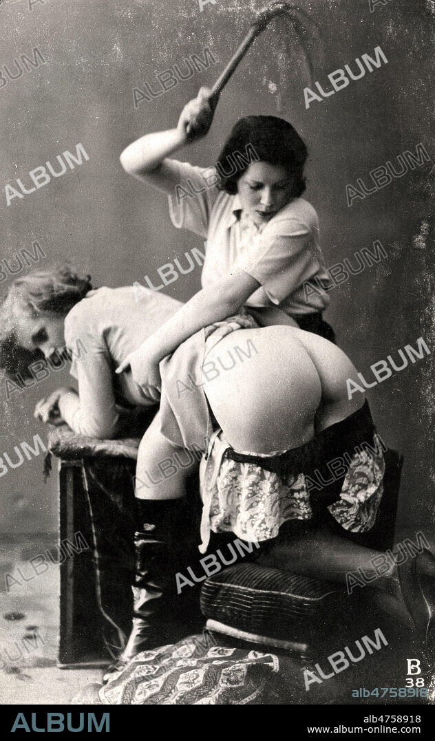 Une femme fouette les fesses d'une autre femme avec un martinet. Photographie erotique anonyme vers 1920. Credit : Collection KHARBINE-TAPABOR.