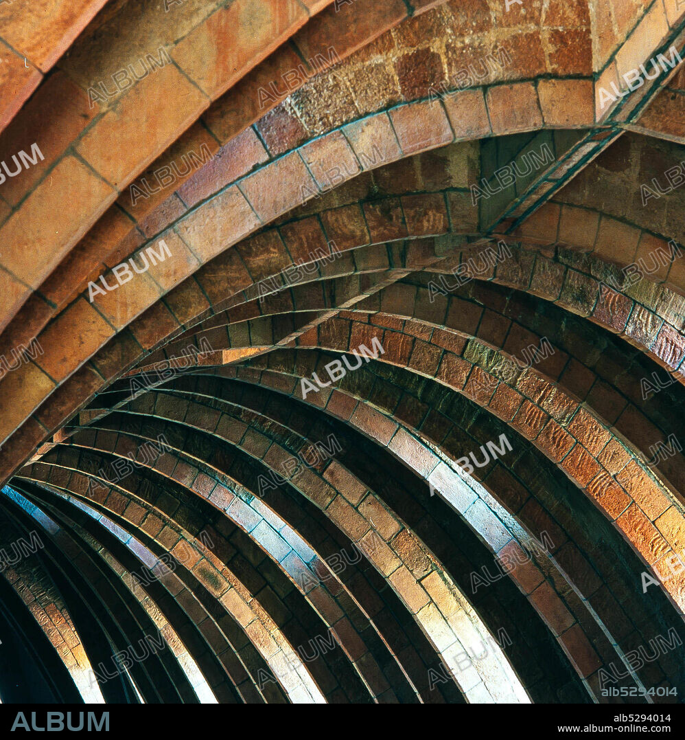 ANTONI GAUDÍ. Casa Milà (La Pedrera), obra de Antoni Gaudí en Barcelona. Detalle de los arcos parabólicos del desván.