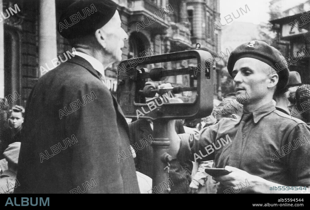 Post-war Berlin / 1946. The allied occupation forces check the general health of the Berlin population, 1945/6. A so-called 'Weighing Troop' on Kurfuerstendamm weighs passers-by. Photo, around 1946.