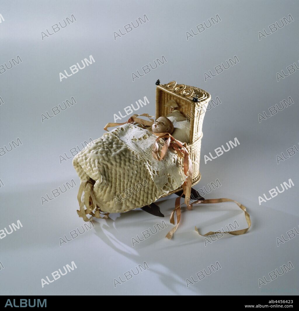 Cradle made of willow peat, Cradle made of split willow peat, fine shin, resting on two whale bale shanks with toe attached to the cradle. The oval cradle has a straight closed fixed cap, which is decorated with three rings and black glass beads on a pin threaded at the corners. The shin of the walls and the hood is decorated with diamond motifs. The cradle has three handles., anonymous, Halle, c. 1676, baleen, glass, metal thread, h 9.5 cm × l 10.0 cm × w 8.5 cm.