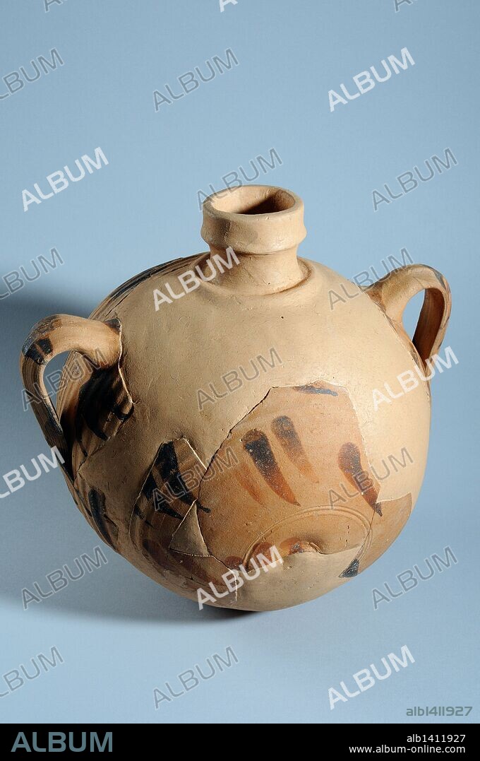 Cantimplora pintada en óxido de hierro en grupos de tres dedos de Fátima. Altura 25 cm Diametro boca 5, 2 cm ( Siglo XIII )- Epoca hispano- musulmana procedente del Yacimiento arqueológico de la " Calle Seises " en Alcalá de Henares - " Museo del Burgo de Santiuste " ( Madrid ). ESPAÑA.