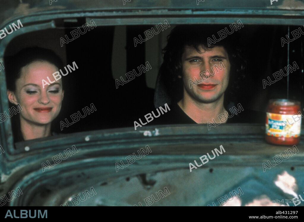 ANGELA BETTIS y JEREMY SISTO en MAY, 2002, dirigida por LUCKY MCKEE. Copyright 2LOOP FILMS.