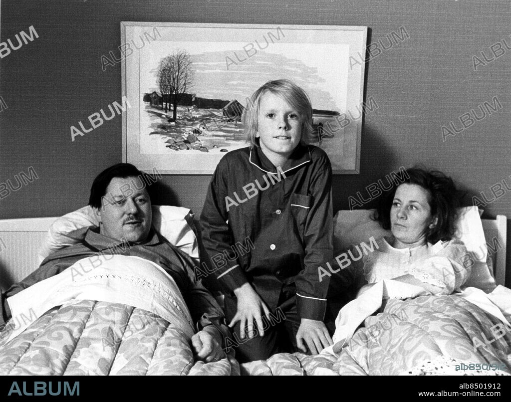1972.. DEN HEMLIGA VERKLIGHETEN Teater för hela familjen av Annamaria och Kay Pollak Sänt första gången 1972-12-03 persons: PIA ARNELL;CLAES ELEFALK;BERTIL NORSTRÖM sites: SVERIGE.