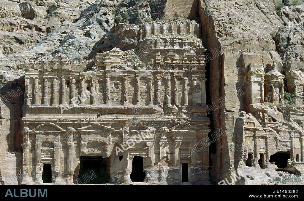ARTE ROMANO. JORDANIA. TUMBA PALACIO y TUMBA CORINTIA. Detalle de las fachadas de ambas. S. II-I aC (S. II aC-S. I aC). Petra.