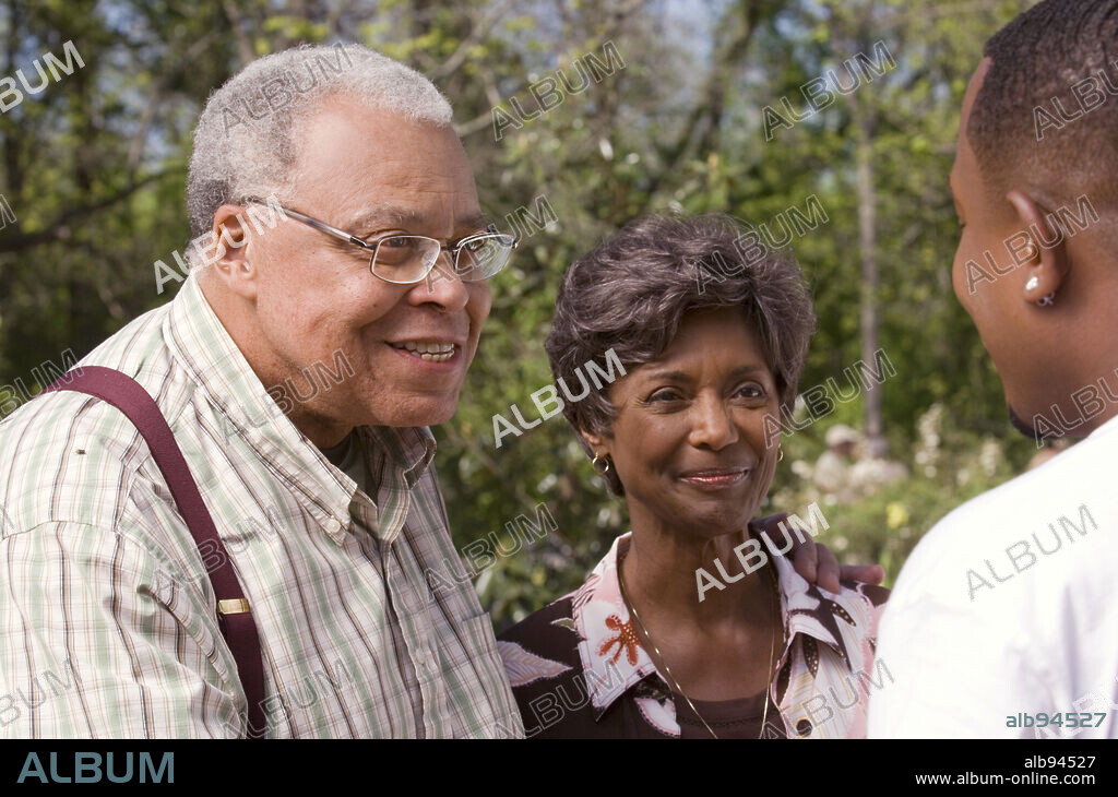 JAMES EARL JONES, MARGARET AVERY and MARTIN LAWRENCE in WELCOME HOME, ROSCOE JENKINS, 2008, directed by MALCOLM D. LEE. Copyright SPYGLASS ENTERTAINMENT/STUBER/PARENT/UNIVERSAL PICTURES / LEE, DAVID.