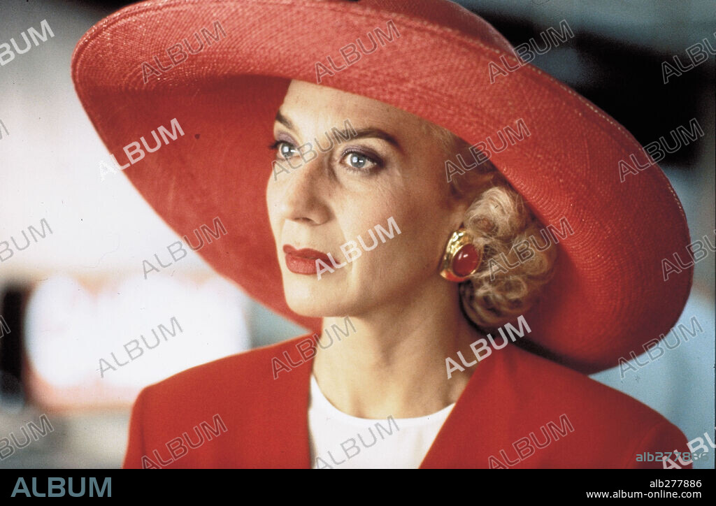 MARISA PAREDES in DIE WAFFEN EINER FRAU, 1991 (TACONES LEJANOS), unter der Regie von PEDRO ALMODOVAR. Copyright EL DESEO S.A.