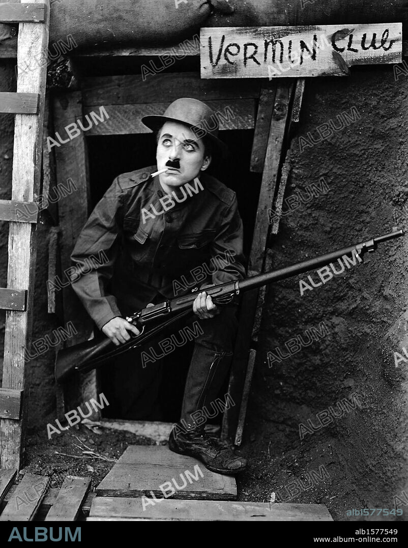 CHARLIE CHAPLIN en ARMAS AL HOMBRO!, 1918 (SHOULDER ARMS), dirigida por CHARLES CHAPLIN. Copyright FIRST NATIONAL.