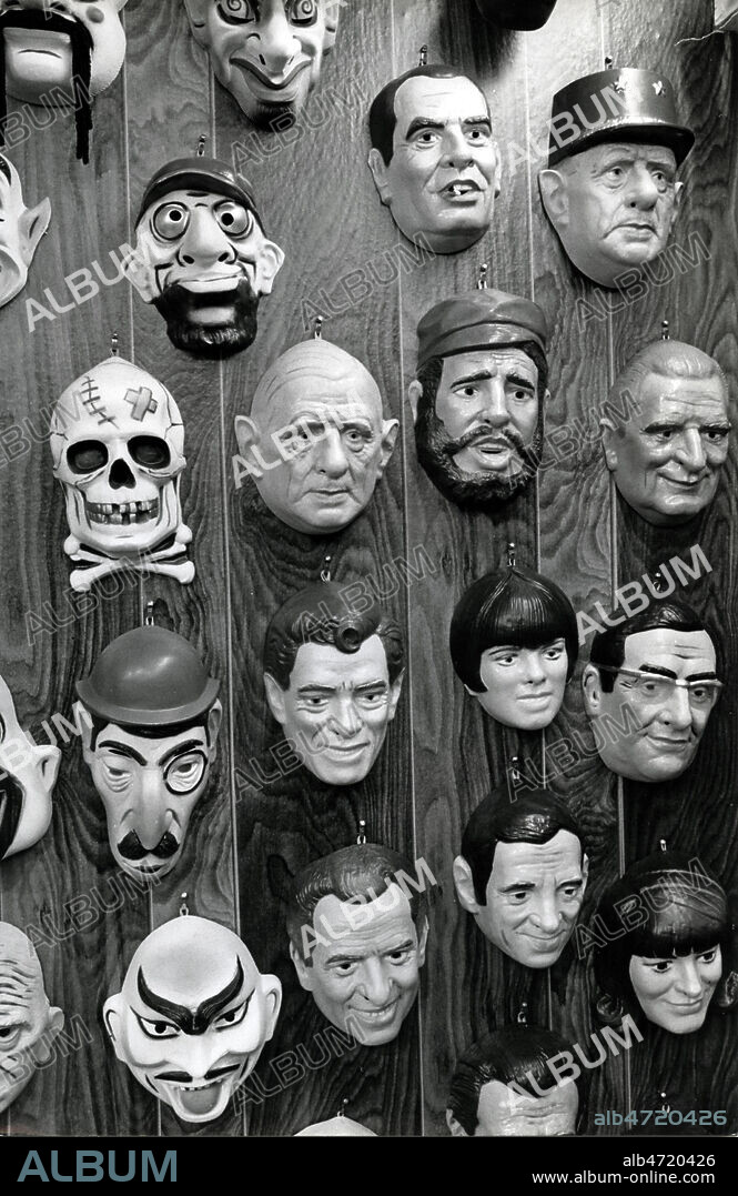 Masques de personnalites (Mitterrand, De Gaulle, Fidel Castro, Pompidou, Mireille Mathieu, Leon Zitrone, Roger Lanzac, Aznavour, Guy Lux...) au salon du jouet de la Porte de Versailles a Paris le 05/02/1968. Photographie de Jean Pottier en 1968, annees 60. Credit: Jean Pottier / KHARBINE-TAPABOR.