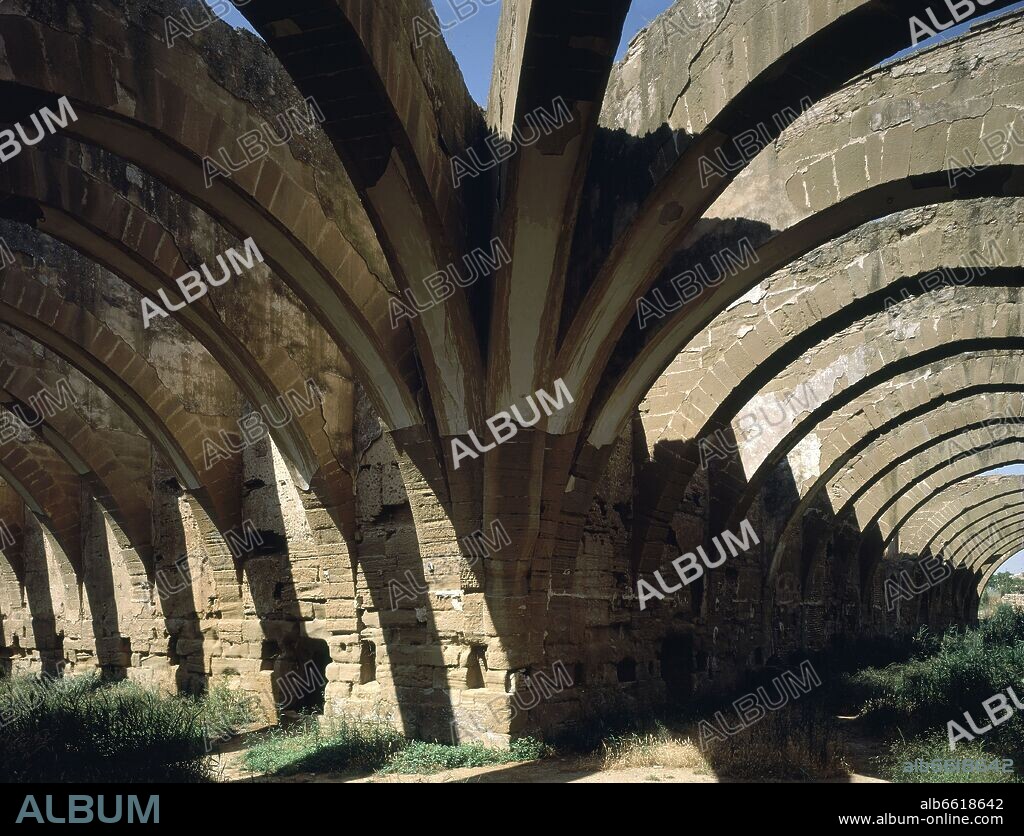 RUINAS DEL DOMITORIO ANTIGUO DE "DUEÑAS" - ARCOS DE MEDIO PUNTO LIGERAMENTE APUNTADOS - SIGLO XII.