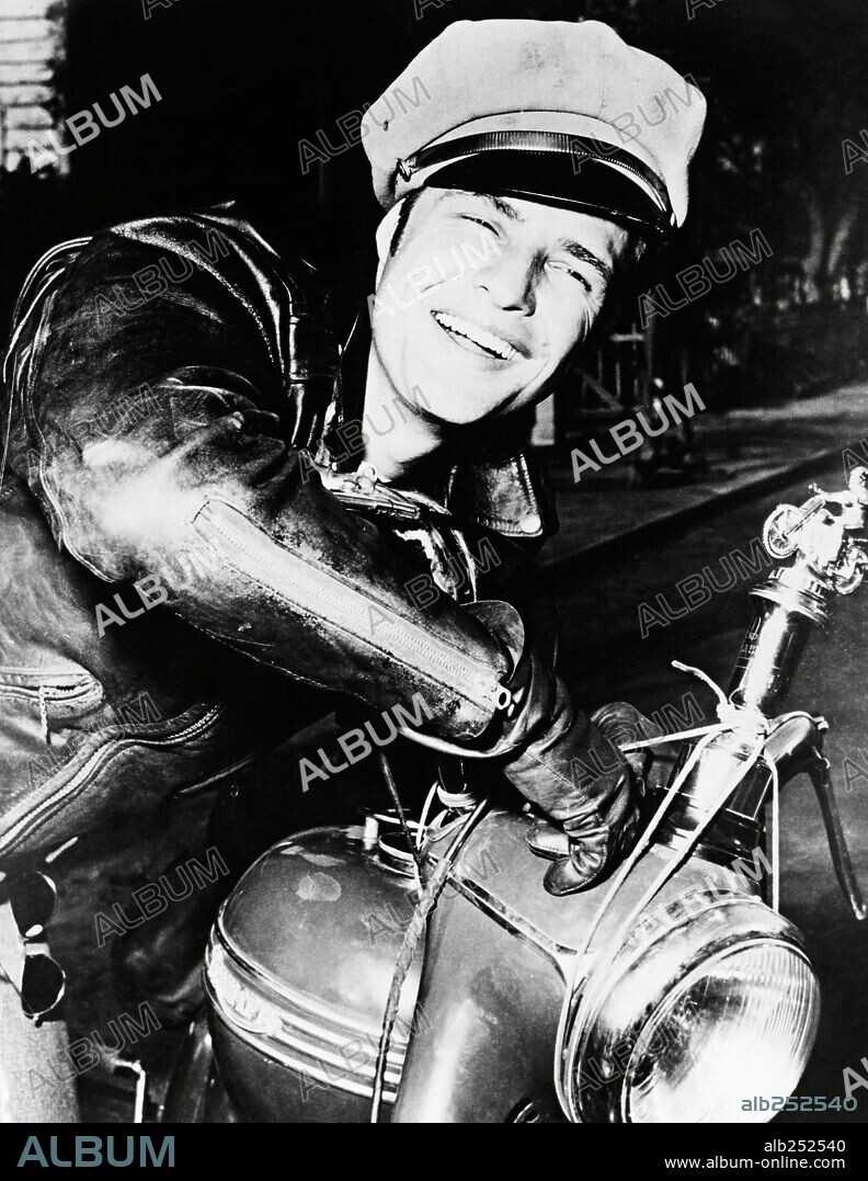MARLON BRANDO in THE WILD ONE, 1953, directed by LASZLO BENEDEK. Copyright COLUMBIA PICTURES.
