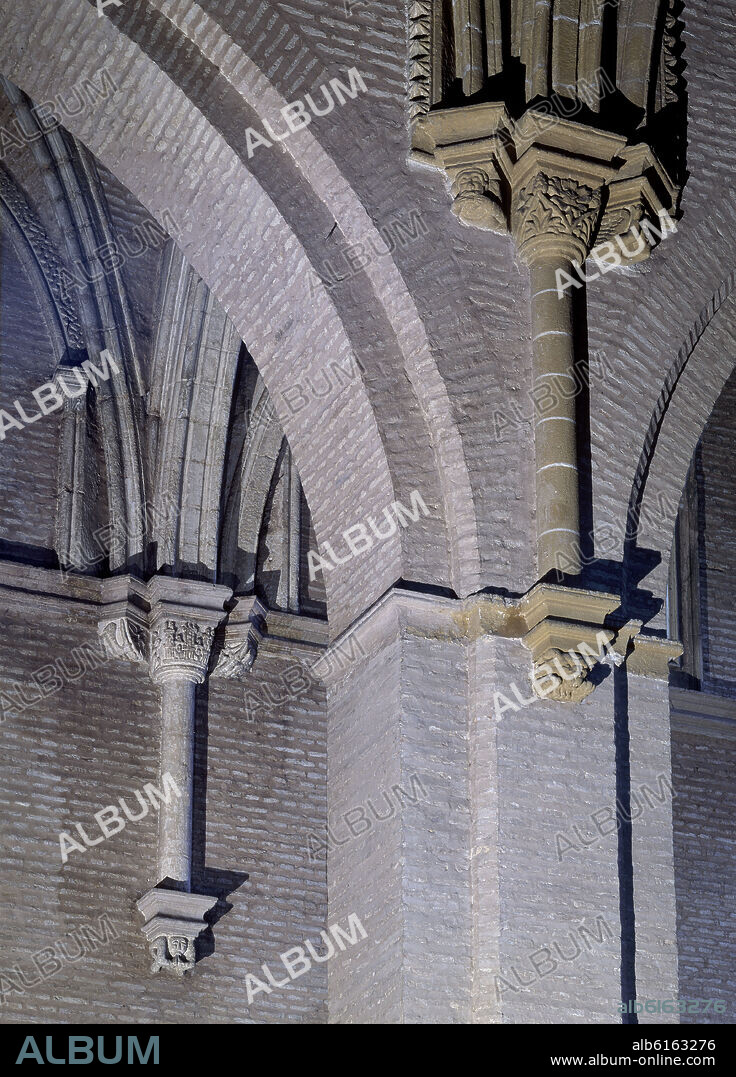 INTERIOR- COLUMNA SOBRE MENSULA FIGURADA QUE SOSTIENE LOS ARCOS FAJONES-S XIII.