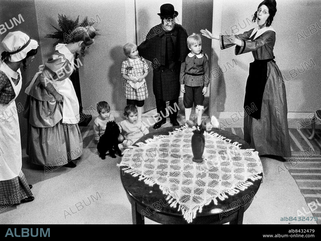1968.. TANT GRÖN, TANT BRUN OCH TANT GREDELIN. Filmad Elsa Beskow-saga i TV med manus av Gustaf Molander och i regi av Mille Schmidt.. Sänt första gången 1968-12-24.. Här ses skådespelarna Ingvar Axelsson, som Petter, Eva Hassellöf, som Lotta, Berit Tancred, som tant Grön, Ittla Frodi, som tant Brun, och Gun-Britt Falck som tant Gredelin.. Foto: Ulf Stråhle / RiR / SVT / Kod: 5600. Reportage publ. i RiR 52/68 sid. 16-17.. RiR 19095 sv/v neg  . Barnprogram.