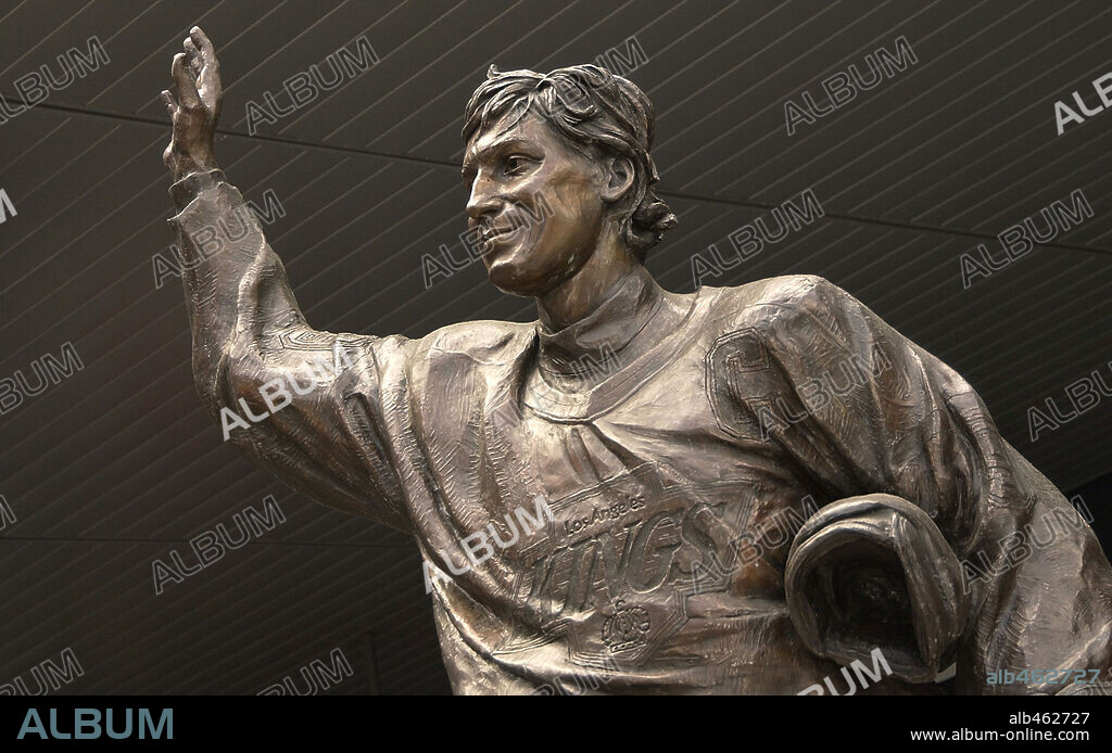 April 21, 2004; Los Angeles, CA, USA; A bronze statue of NHL hockey great WAYNE GRETZKY outside of Staples Center, the site of the Vitali Klitschko vs. Corrie Sanders WBC Heavyweight title fight on April 24th. Mandatory Credit: Photo by Vaughn Youtz / ZUMA Press. (©) Copyright 2004 by Vaughn Youtz. 21/04/2004
