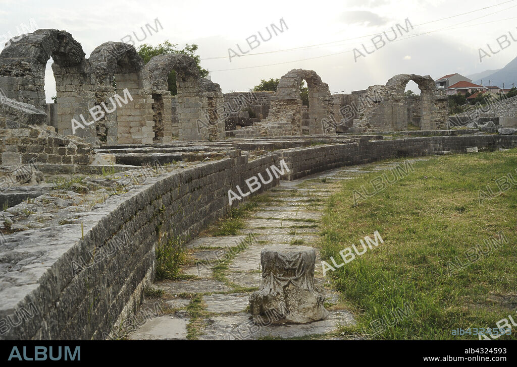 Croacia. Solín. Antigua ciudad de Salona. Capital de la antigua provincia romana de Dalmacia. Colonia Martia Ivlia Valeria. Ruinas del anfiteatro, construido en la segunda mitad del siglo II d.C. En primer término, restos de un capitel.