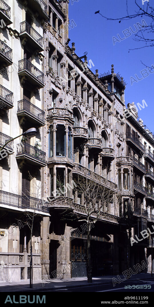 Thomas House in 293 Mallorca Street, Barcelona, ??by Lluis Domenech i Montaner in 1895-1898 and extended in 1912 by his son in law, F. Guàrdia i Vial.