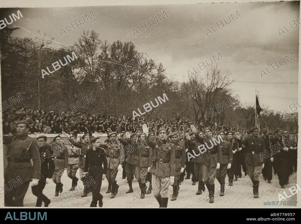 Madrid, 01/04/1940. The militias of the Traditionalist Spanish Phalanx and the JONS, passing in front of the stands.