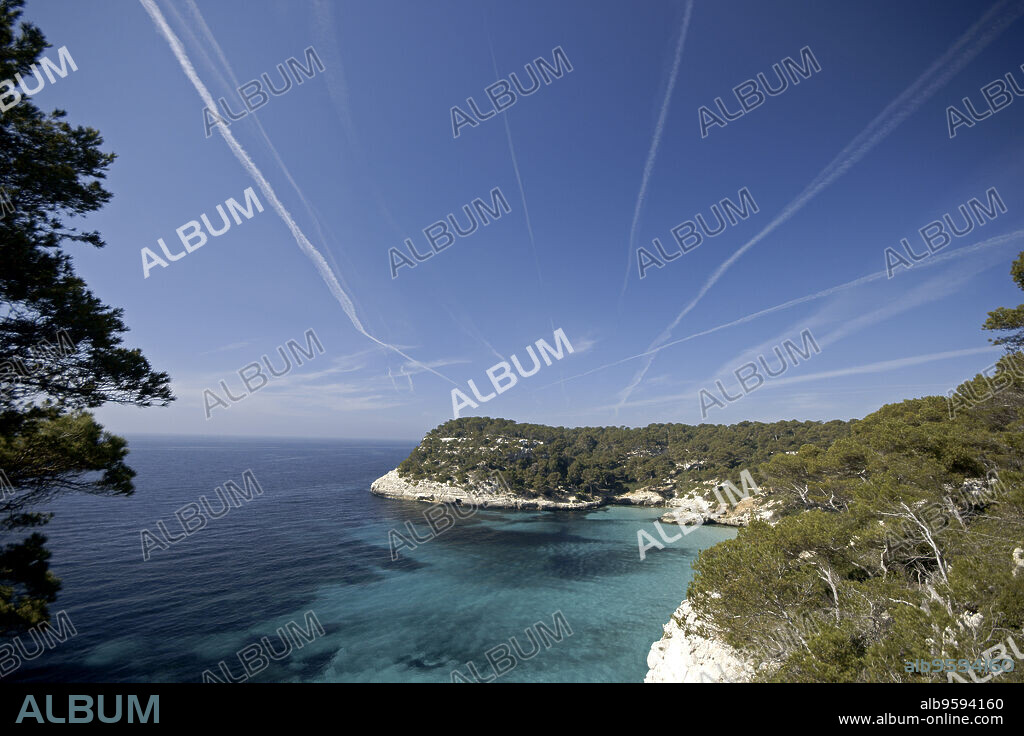 Cala Mitjana i Cala Mitjaneta. Menorca. Islas Baleares.España.