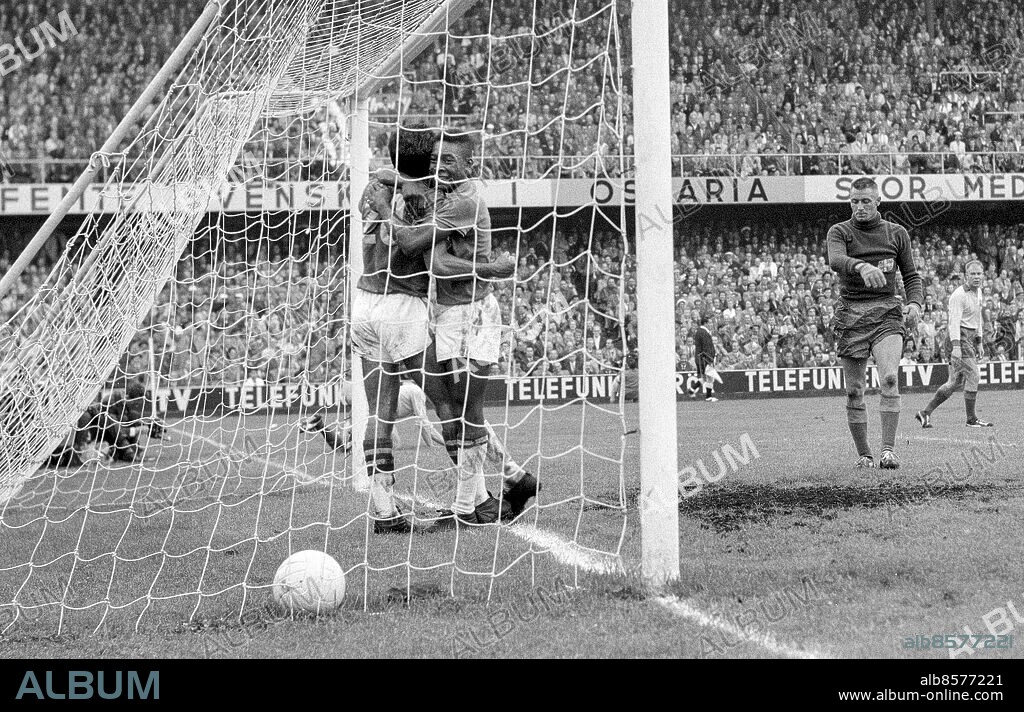 STOCKHOLM 1958-06-29. Brasiliens Vava (t.v.) kramas om av Pele efter att ha gjort Brasiliens ledningsmål 2-1 i VM-finalen i Fotboll på Råsunda fotbollsstadion i Solna 29:e juni 1958. i Bakgrunden deppar Sveriges målvakt Kalle Svensson och Sigge Parling. Brasilien vann finalen med 5-2 och blev världsmästare för första gången.. Foto: Pressens Bild / TT / Kod: 190.