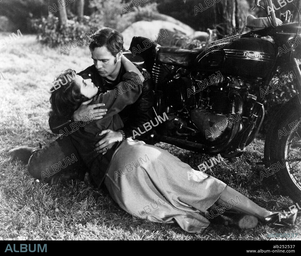 MARLON BRANDO and MARY MURPHY in THE WILD ONE, 1953, directed by LASZLO BENEDEK. Copyright COLUMBIA PICTURES.