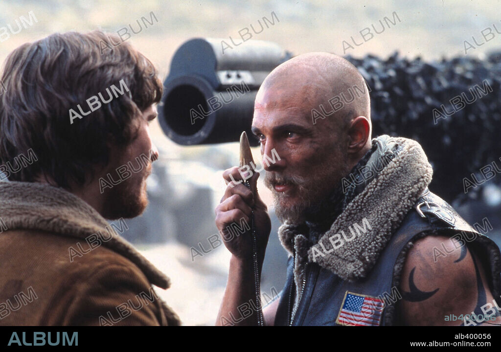 CHRISTIAN BALE and MATTHEW McCONAUGHEY in REIGN OF FIRE, 2002, directed by ROB BOWMAN. Copyright SPYGLASS ENTERTAINMENT / HESSION, JONATHAN.