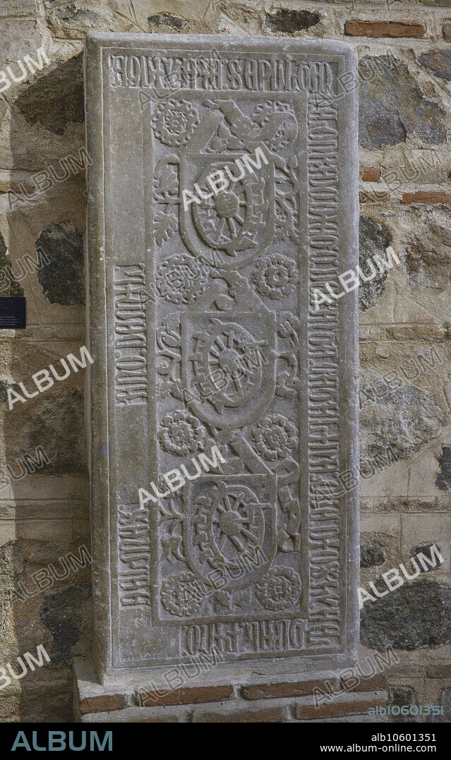 Lápida sepulcral de Diego de Santa Catalina. Decoración vegetal. En la parte central escudos con la "Rueda de Santa Catalina", instrumento de tortura con el que fue ejecutada por orden del emperador Maximiano. Inscripciones en caracteres góticos mayúsculos en la cenefa. Piedra. Siglo XIV. Procede de la Iglesia de San Román, Toledo. Museo de los Concilios y la Cultura Visigoda. Toledo. Castilla-La Mancha. España.