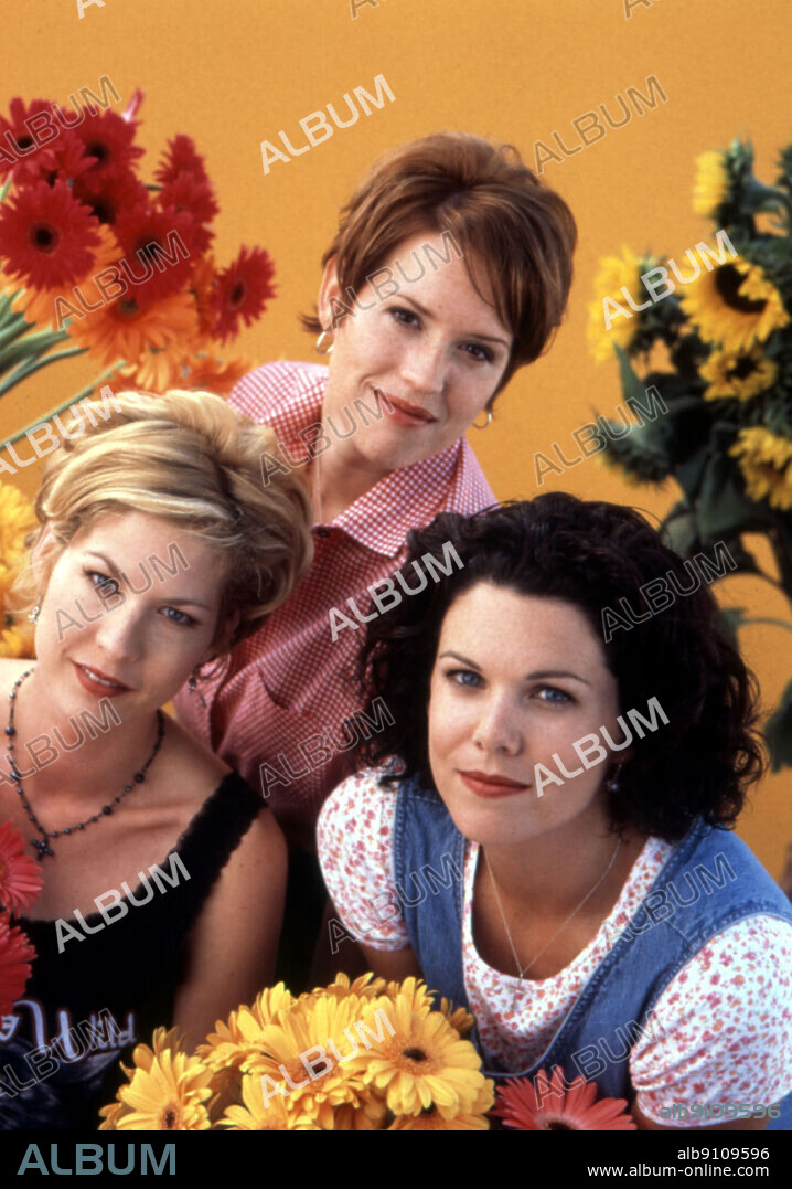 JENNA ELFMAN, LAUREN GRAHAM and MOLLY RINGWALD in TOWNIES, 1996, directed by PAMELA FRYMAN. Copyright CARSEY-WERNER COMPANY.
