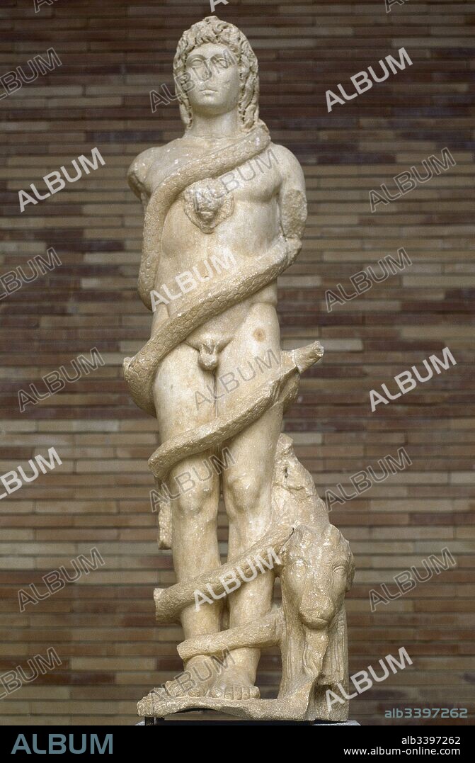 Aion-Chronos. Escultura en mármol representando al dios oriental Zervan Chronos, con cabeza de león sobre el pecho y serpiente enrollada en su cuerpo. Junto a su pierna izquierda se aprecia la cabeza de un macho cabrío. Datada en la segunda mitad del siglo II d. C. Hallada en Cerro de San Albín (Mérida). Museo Nacional de Arte Romano. Mérida. Provincia de Badajoz. Extremadura. España.