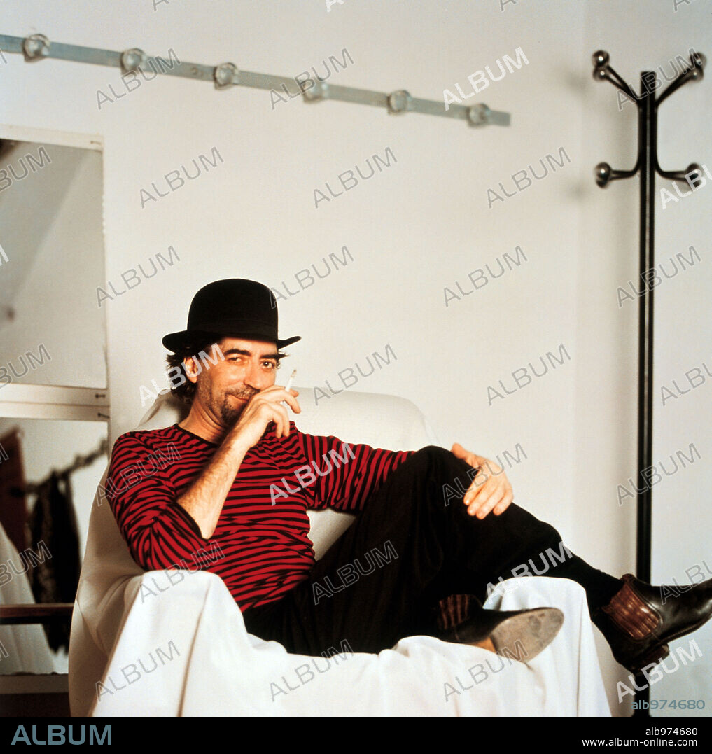 Joaquín Sabina. Foto promocional del disco 'Nos sobran los motivos'. 2000.