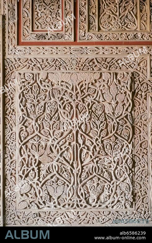 Medina Azahara / Madinat al-Zahra (bei Córdoba, Andalusien, Spanien), Palaststadt der Omaijaden (erbaut ab 936 unter Kalif Abd ar-Rahman III., 1010 zerstört), Dark al Mulk / Casa Real, Salón Rico (Audienzhalle; erbaut 953-957). /-Lebensbaum.-/ Ausschnitt aus der Wanddekoration. Stuck. Foto, 1991.