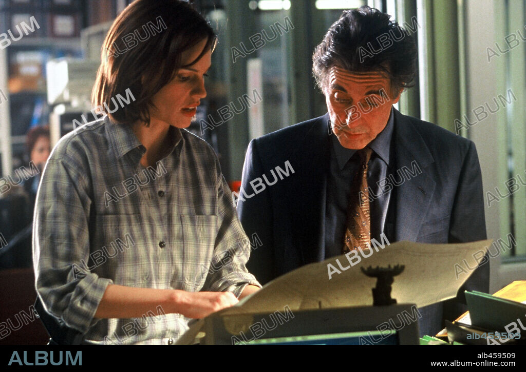 AL PACINO and HILARY SWANK in INSOMNIA, 2002, directed by CHRISTOPHER NOLAN. Copyright TRI STAR PICTURES.