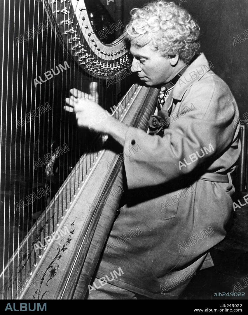 HARPO MARX en UNA NOCHE EN CASABLANCA, 1946 (A NIGHT IN CASABLANCA), dirigida por ARCHIE MAYO. Copyright UNITED ARTISTS.