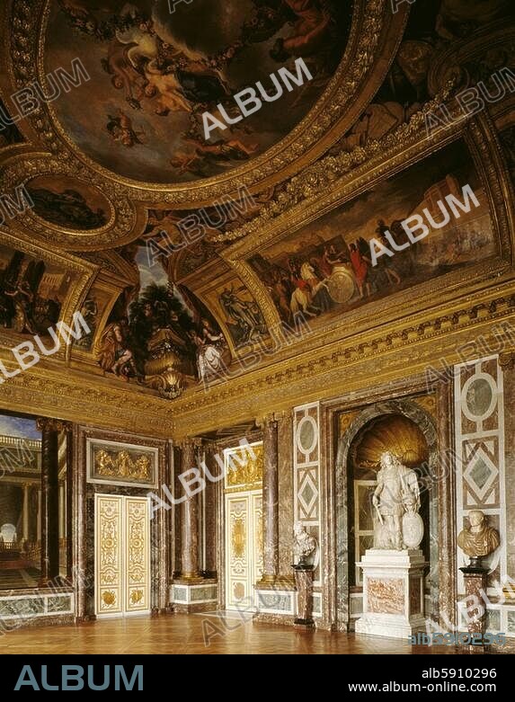 Versailles, Château de Versailles, corps de logis, Grand appartement du Roi, Salon de Vénus. Vue intérieure avec statue de Louis XIV par Jean Warin ; "Vénus" du plafond de René Antoine Houasse.