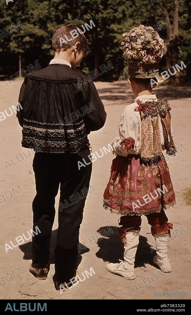 TRAJES REGIONALES DE BURGOS,  MOZO Y NIÑO DANZANTE DE FUENTELCESPED.