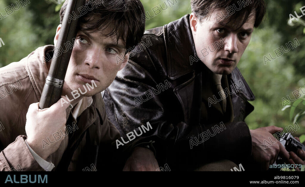 CILLIAN MURPHY and PADRAIC DELANEY in THE WIND THAT SHAKES THE BARLEY, 2006, directed by KEN LOACH. Copyright BIM DISTRIBUZIONE/BORD SCANNAN NA HEIREANN.