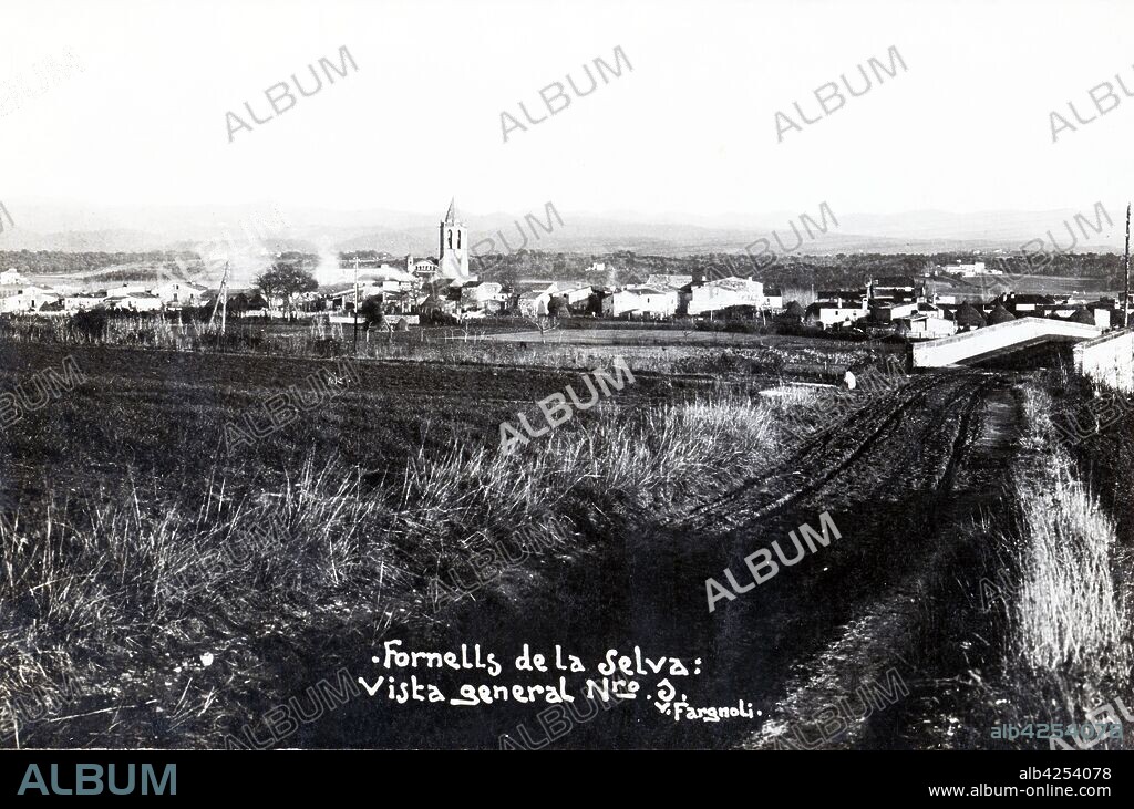 Tarjeta postal, vista general de Fornells de la Selva (Girona). Fotografía de Valentí Fargnoli Yannetta (1885-1944). Año 1920.