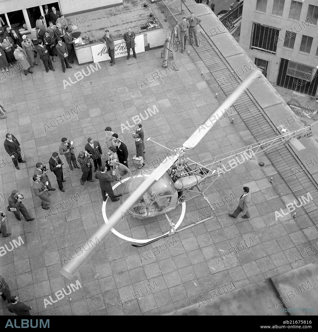 Miss Mac Factor visiting Zurich, helicopter landing on the Jelmoli roof terrace 1957.