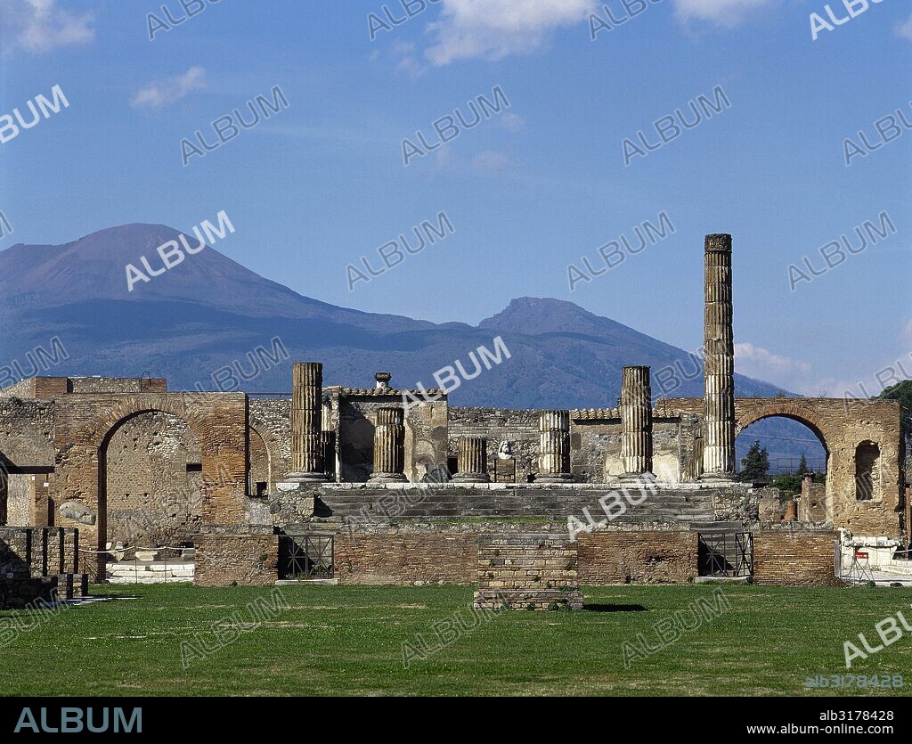 Italy. Pompeii. Roman city destroyed in 79 AD because of the eruption of the Vesuvius volcano. Temple of Jupiter (Fortuna Augusta) at the Forum. Remains of the Doric columns. La Campania.