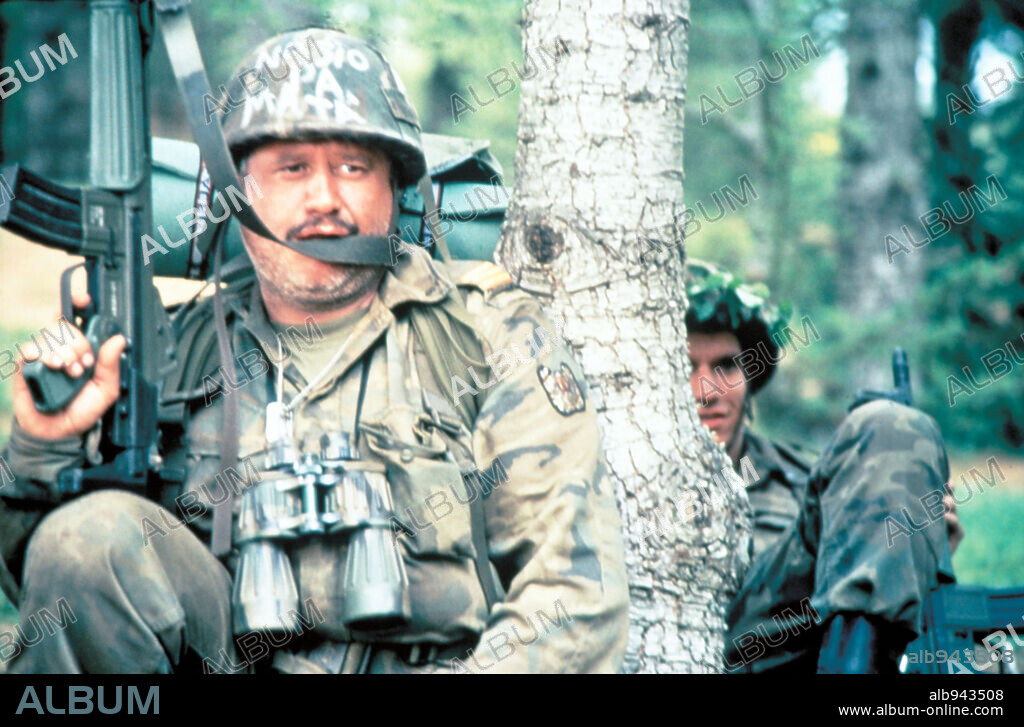 JUAN ECHANOVE en HISTORIAS DE LA PUTA MILI, 1994, dirigida por MANUEL ESTEBAN. Copyright MOTION PICTURES.