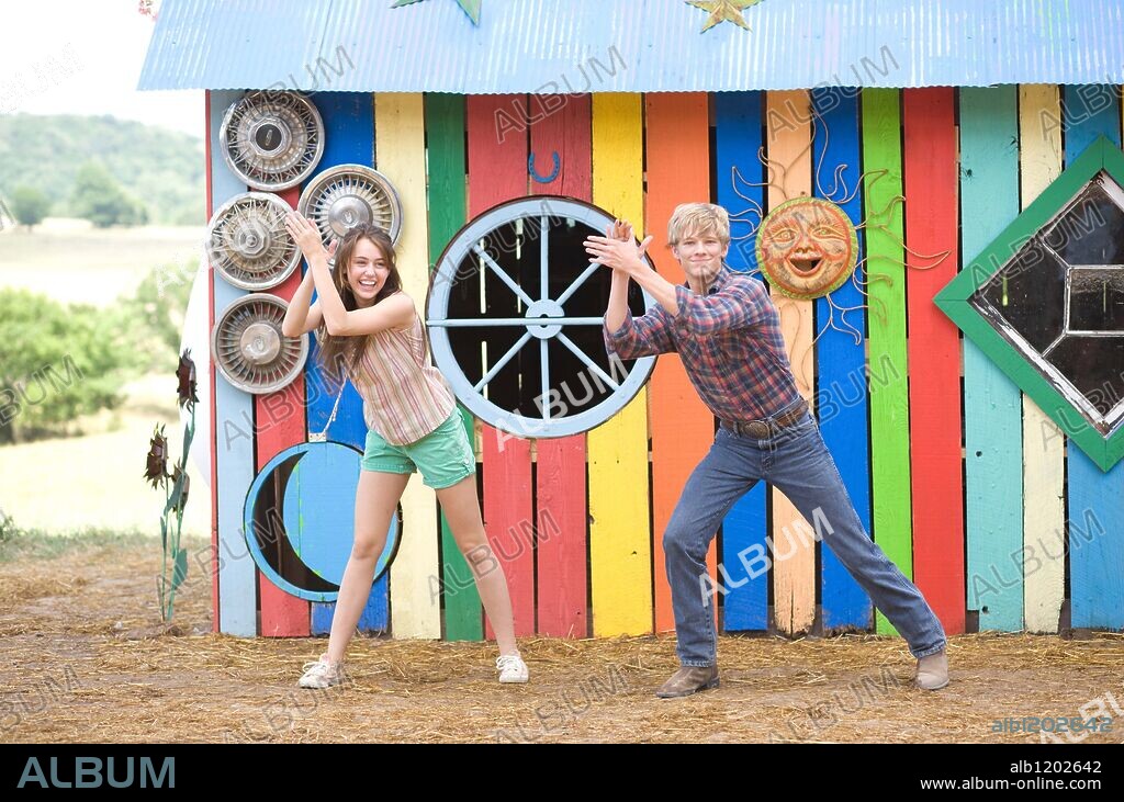 LUCAS TILL and MILEY CYRUS in HANNAH MONTANA: THE MOVIE, 2009, directed by PETER CHELSOM. Copyright millar gough ink/walt disney pictures / EMERSON, SAM.