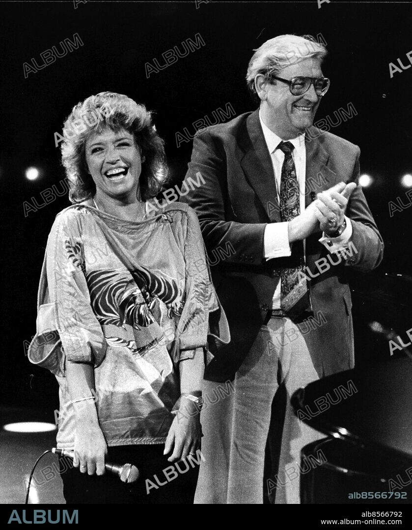 Lill-Babs Barbro Svensson här med Lasse Holmqvist . TV-programmet Här är ditt liv 1983. TV Program Här är ditt liv 1983. Svensson Barbro Lill-Babs sång Situation 1983.