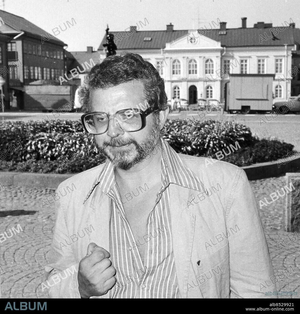 VIMMERBY ODATERAD ARKIVBILD Pi Lind, regissör och teaterdierektör fotograferad i sin barndomsstad Vimmerby, förmodligen i slutet på 70-talet.. Foto Stig Nahlbom / SCANPIX code 100. ***BETALBILD***.
