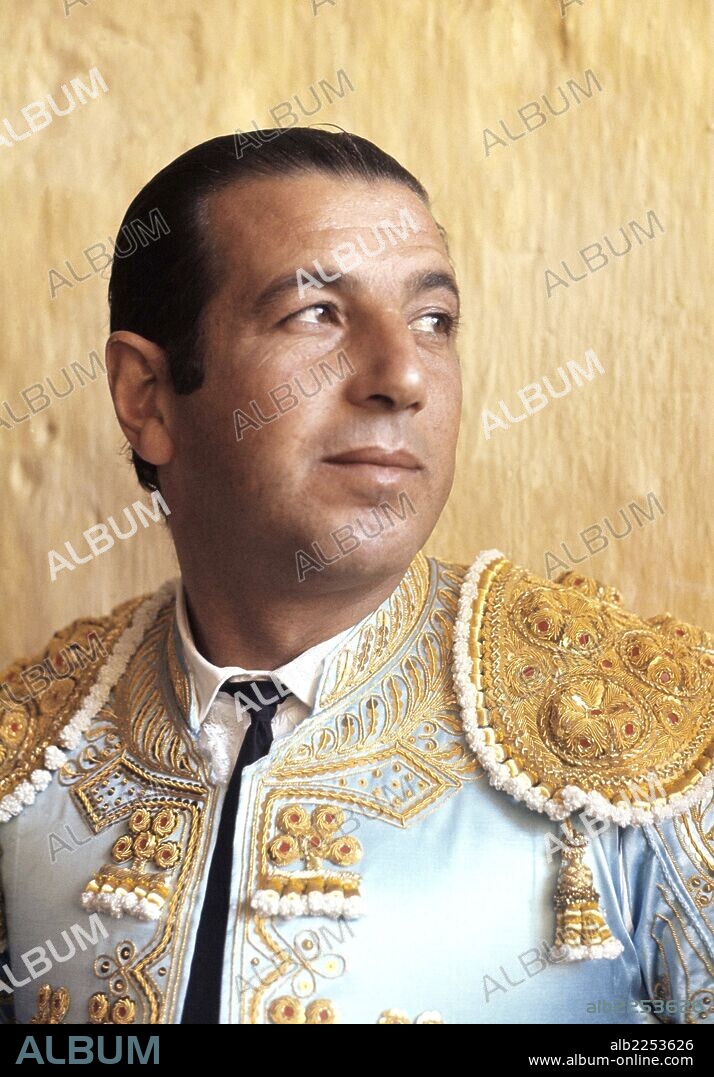 ORDOÑEZ , ANTONIO. MATADOR DE TOROS ESPAÑOL. RONDA 1932 - 1998. RETRATO EN EL CALLEJON.